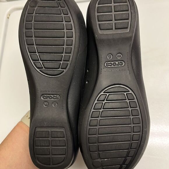 Crocs Women’s Gianna Black Rounded Ballet Flat with Chain Link Accent- Size 6 - Picture 8 of 16